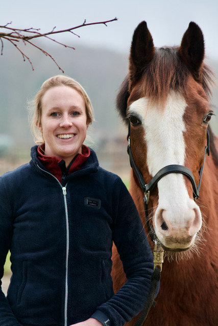 Foto van gedragstrainer voor paarden Laura Dekker met haar paard