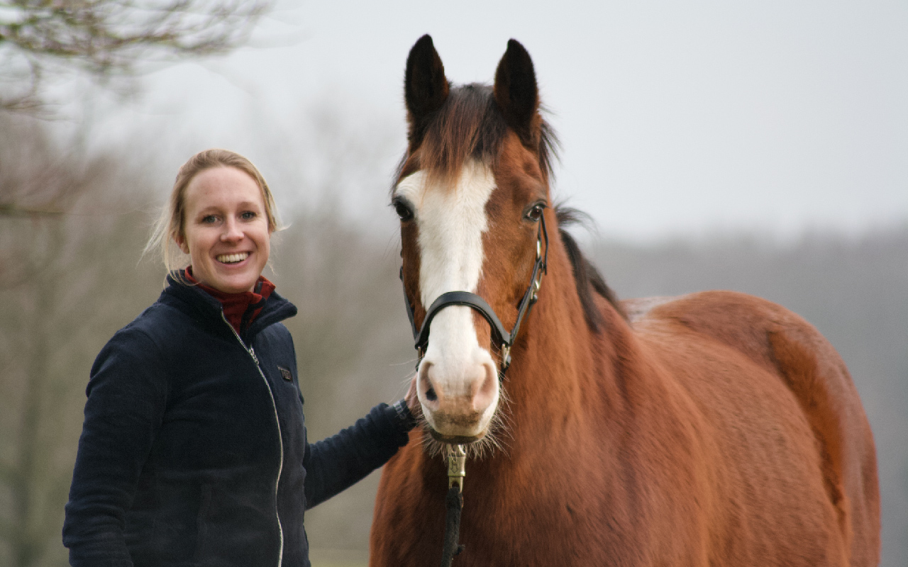 Foto van gedragstrainer voor paarden Laura Dekker met haar paard